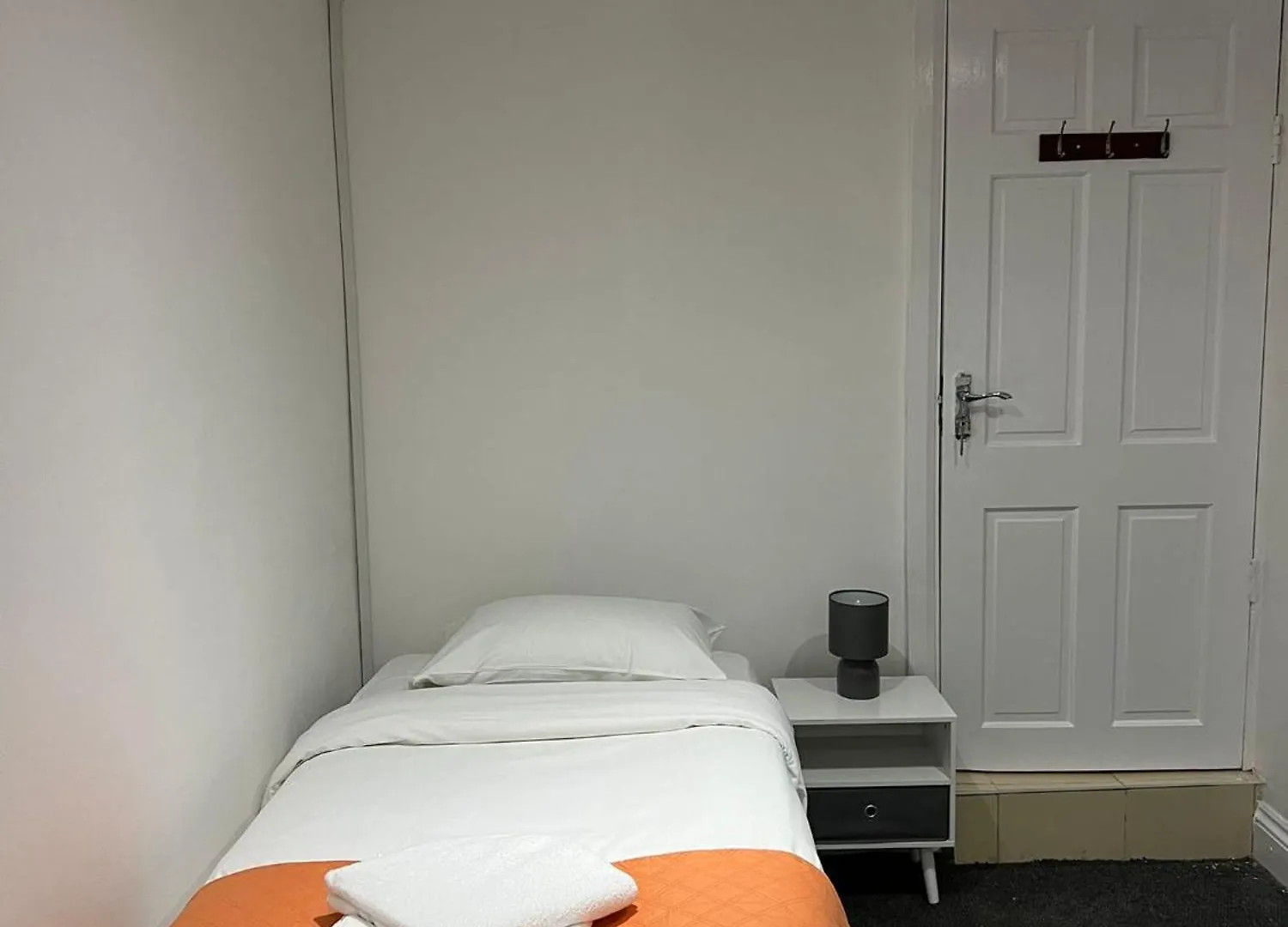 Apartment-Sleep6-Wifi-Family Friendly London Apartment